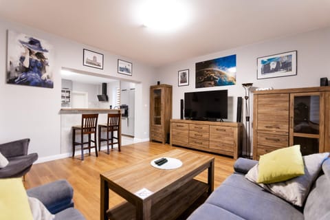 Communal lounge/ TV room, TV and multimedia, Living room, Seating area, Evening entertainment