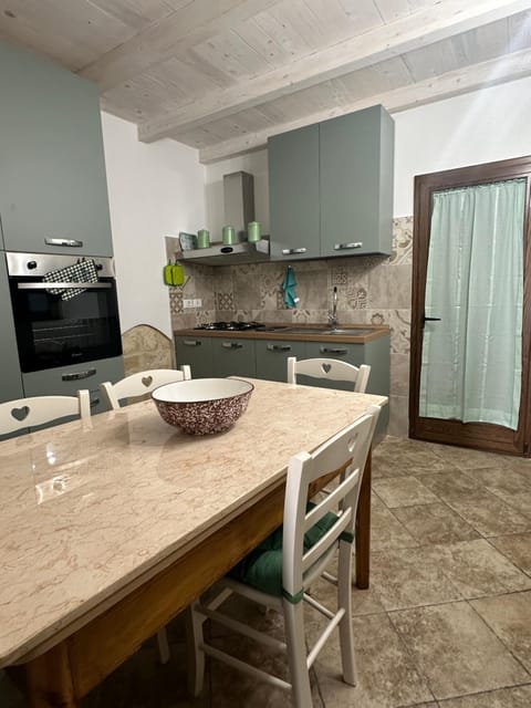 Kitchen or kitchenette, Dining area, pet friendly, stove