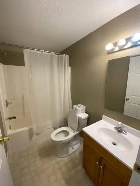 Studio D Sleep 6- Bachelor/Bachelorette Parties! House in Village Four Seasons