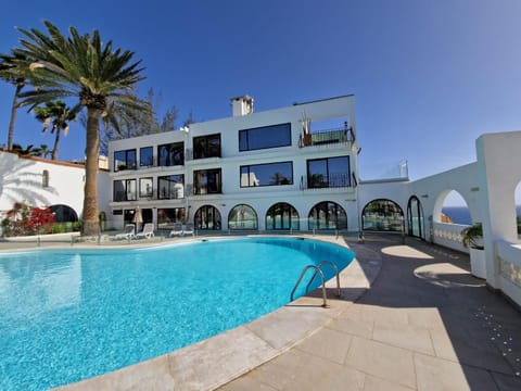 Pool view, Swimming pool, sunbed