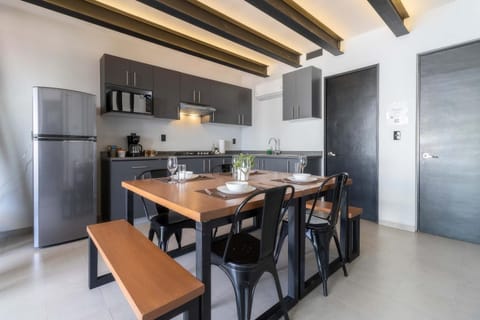 Kitchen or kitchenette, Dining area