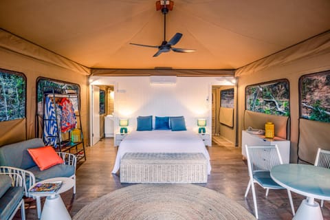 Bed, Seating area, Dining area, Bedroom, fireplace