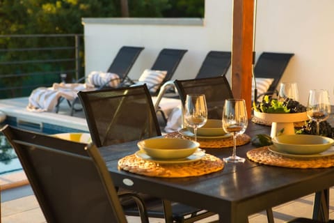 Day, Food and drinks, Seating area, Dining area, Food