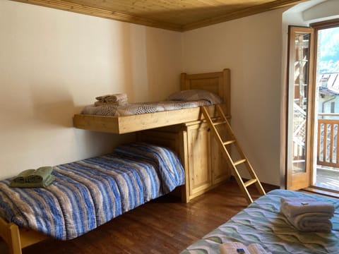 Bedroom, bunk bed