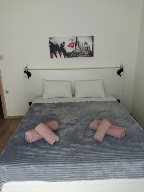 Bed, Photo of the whole room, Bedroom, towels