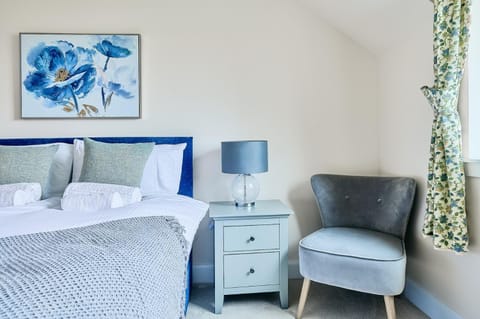 Bed, Seating area, Bedroom