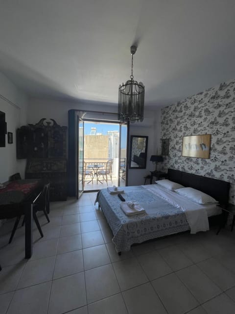 Bed, TV and multimedia, Bedroom