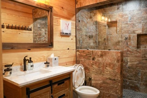 CampQYB- Modern Lux Rustic Cabin Hot Tub FirePit Games Cabin in Texas