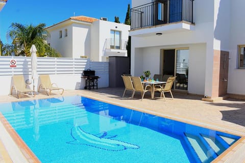 Property building, Swimming pool, sunbed