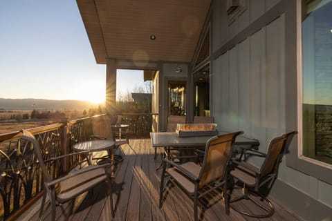 Sugar Loaf Haven by KABINO Huge Views Garage Fishing Snowmobile House in Star Valley Ranch