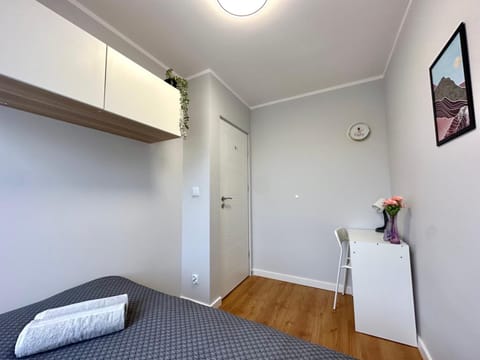 Bed, Photo of the whole room, towels, wardrobe