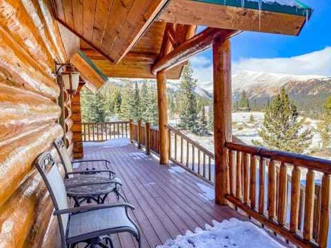 Spectacular Custom Log Cabin with Hot Tub, Epic Views, Fireplace - Moose Tracks Cabin Cabin in Park County
