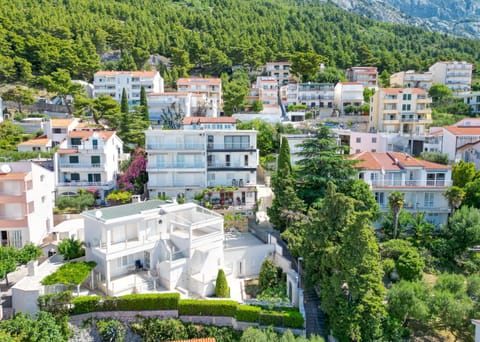 Property building, Nearby landmark, Day, Neighbourhood, Natural landscape, City view, Street view, Location