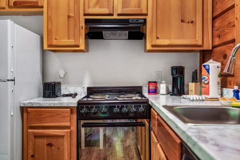 Peaceful End Cabin, Hot Tub, Fireplace Cabin in Pittman Center