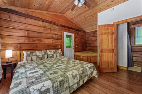 Peaceful End Cabin, Hot Tub, Fireplace Cabin in Pittman Center