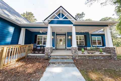 Luxury Lakefront Getaway Near Atlanta and Perfect for FIFA Visitors House in Stockbridge