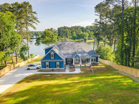 Property building, Natural landscape, Lake view, Street view, Parking