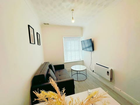TV and multimedia, Living room, Seating area, Evening entertainment