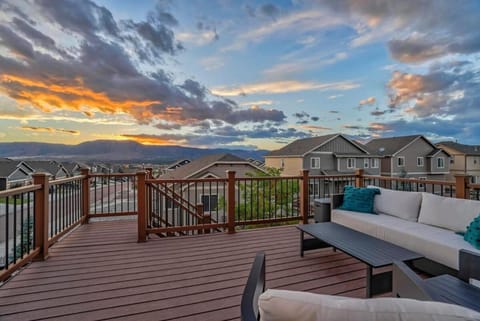 Room to Spread Out & Deck with Mountain Views House in Monument