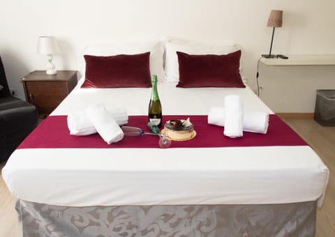Bed, Food and drinks, Photo of the whole room, Bedroom, Food, Drinks, Alcoholic drinks