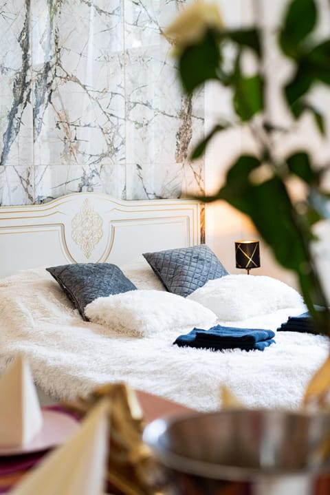 Bed, Living room, Photo of the whole room, Seating area, Bedroom, towels