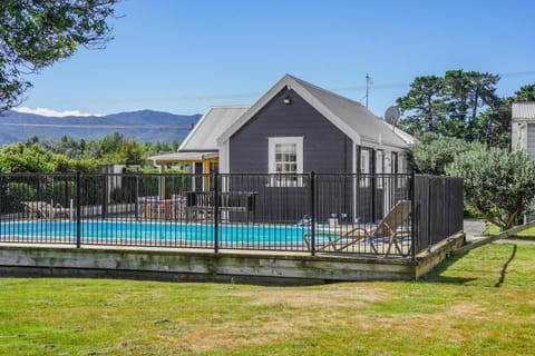 Property building, Garden view, Pool view, Swimming pool, sunbed