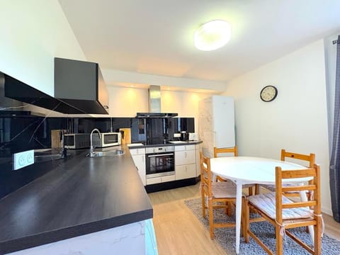 Appartement 3 chambres vue sur Annecy dans maison avec climatisation Apartment in Annecy