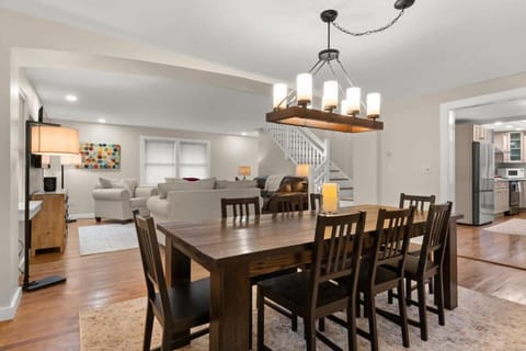 Versailles House Work From Home Fenced in Yard House in Portsmouth