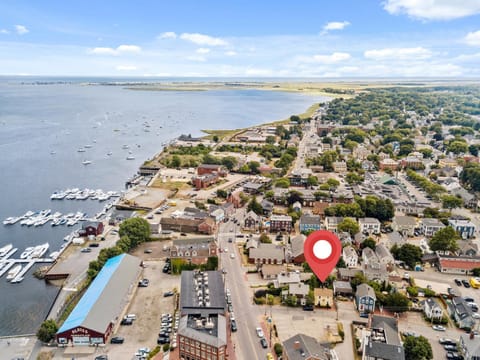 Downtown Steps to Waterfront "The Garden" House in Newburyport