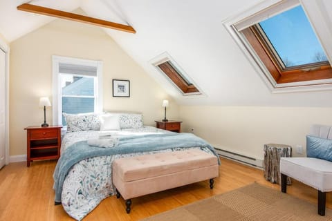 Steps to Downtown Rooftop Deck Flexible Temp Stay House in Newburyport