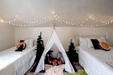 Game Room 10 Min to Trails House in Woodstock