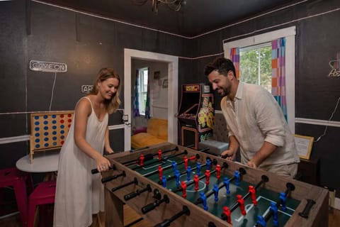 Game Room 10 Min to Trails House in Woodstock