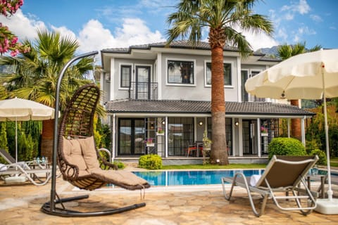 Property building, Patio, Garden, Garden view, Pool view, Swimming pool, sunbed