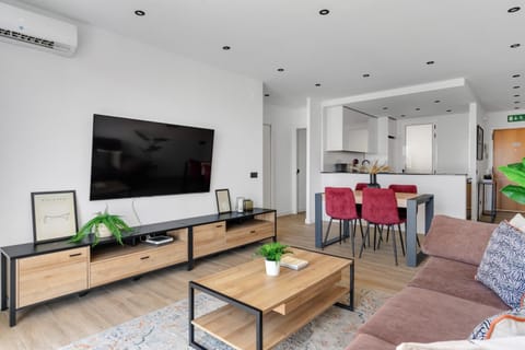 TV and multimedia, Kitchen or kitchenette, Living room, Dining area, air conditioner