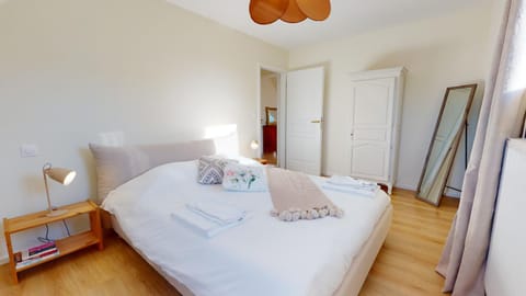 Bed, Photo of the whole room, Bedroom, towels