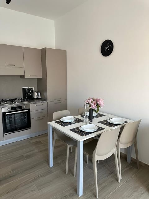 Coffee/tea facilities, Kitchen or kitchenette, Dining area, minibar, pet friendly, stove, toaster