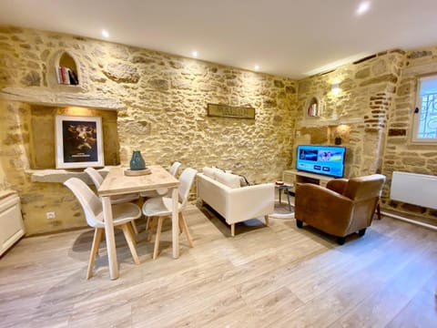 TV and multimedia, Living room, Seating area, Dining area