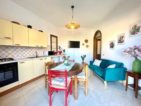 TV and multimedia, Kitchen or kitchenette, Living room, Seating area, Dining area, oven, stove