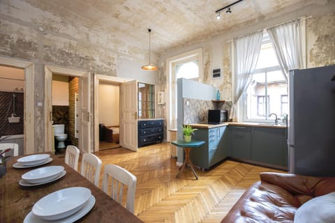 Bathroom, Kitchen or kitchenette, Living room, Seating area