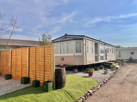 Atlas 2 Bedroom Caravan - Located in Uddingston, Glasgow at Maryville Caravan Site Apartment in Glasgow
