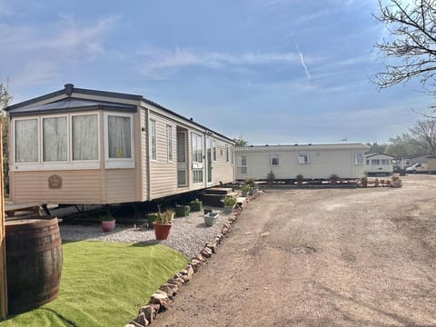 Atlas 2 Bedroom Caravan - Located in Uddingston, Glasgow at Maryville Caravan Site Apartment in Glasgow