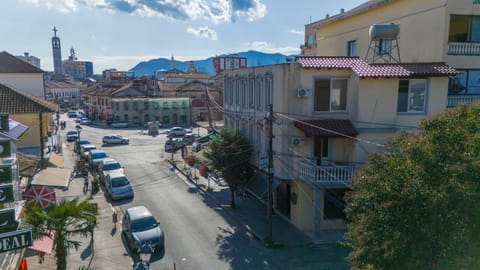 Property building, Day, Neighbourhood, Natural landscape, Bird's eye view, City view, Street view, Location, Parking