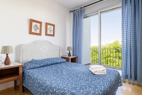 Bed, Natural landscape, Photo of the whole room, Bedroom, towels