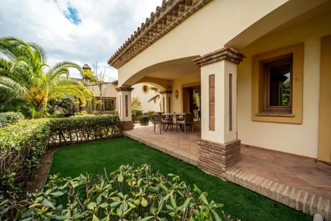 Facade/entrance, Balcony/Terrace