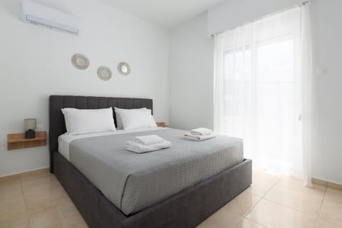 Bed, Photo of the whole room, Bedroom, towels, air conditioner