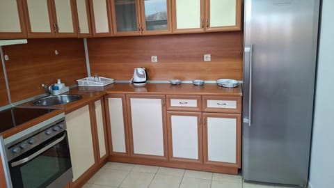 Coffee/tea facilities, Kitchen or kitchenette, oven, stove