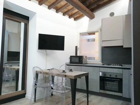 Kitchen or kitchenette, Dining area, minibar, stove