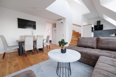 Communal lounge/ TV room, TV and multimedia, Kitchen or kitchenette, Living room, Seating area, Dining area, Evening entertainment, internet, air conditioner, air conditioner
