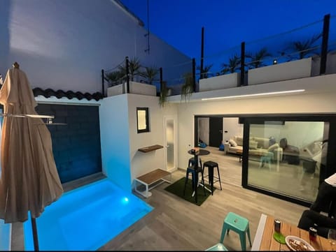 Night, Hot Tub, Balcony/Terrace, Seating area