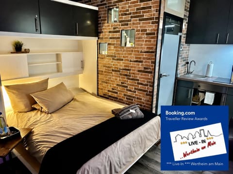 Bed, Property logo or sign, Kitchen or kitchenette, Photo of the whole room, Logo/Certificate/Sign, Bedroom, Certificate/Award